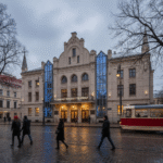 Vilniaus Senasis Teatras: Nuo Pohuliankos Legendų iki Naujos Tapatybės Paieškų