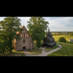 Mūrinė ir Medinė Lietuvos Siela: Ką Nutyli Senosios Bažnyčios ir Ką Jos Pasakoja Šiandienai